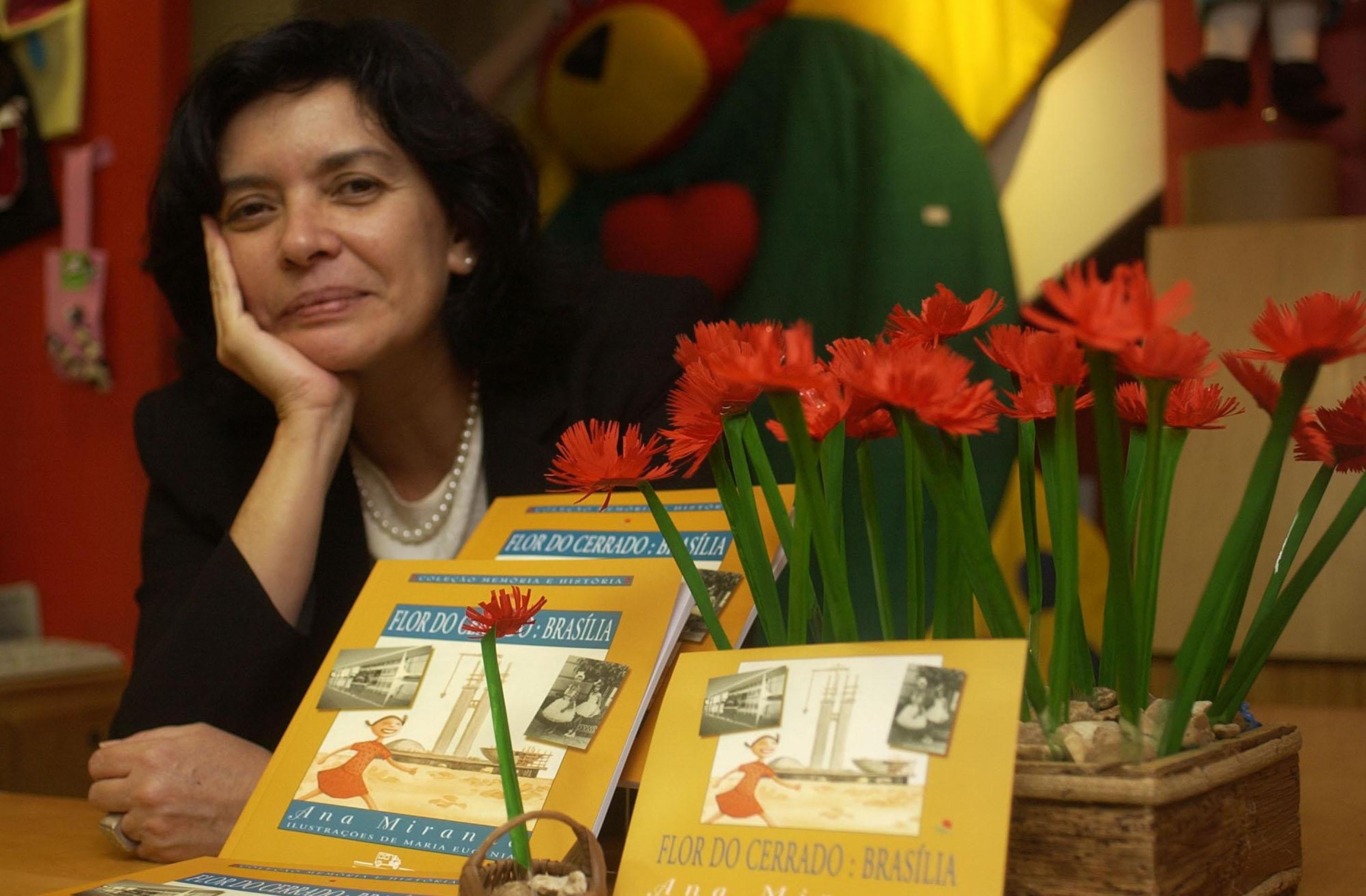   Brasil. Brasilia - DF. Pauta: Lancamento do livro Flor do Cerrado. 26/10/2004. Credito: Kleber Lima/CB. Escritora Ana Miranda durante lancamento do livro Flor do Cerrado.30 out. 2004. Super, p. 5.18 abr. 2005. Caderno C, p. 4.20 abr. 2005. Caderno C, p. 5.29 jul. 2006. Pensar, p. 2.       Caption 