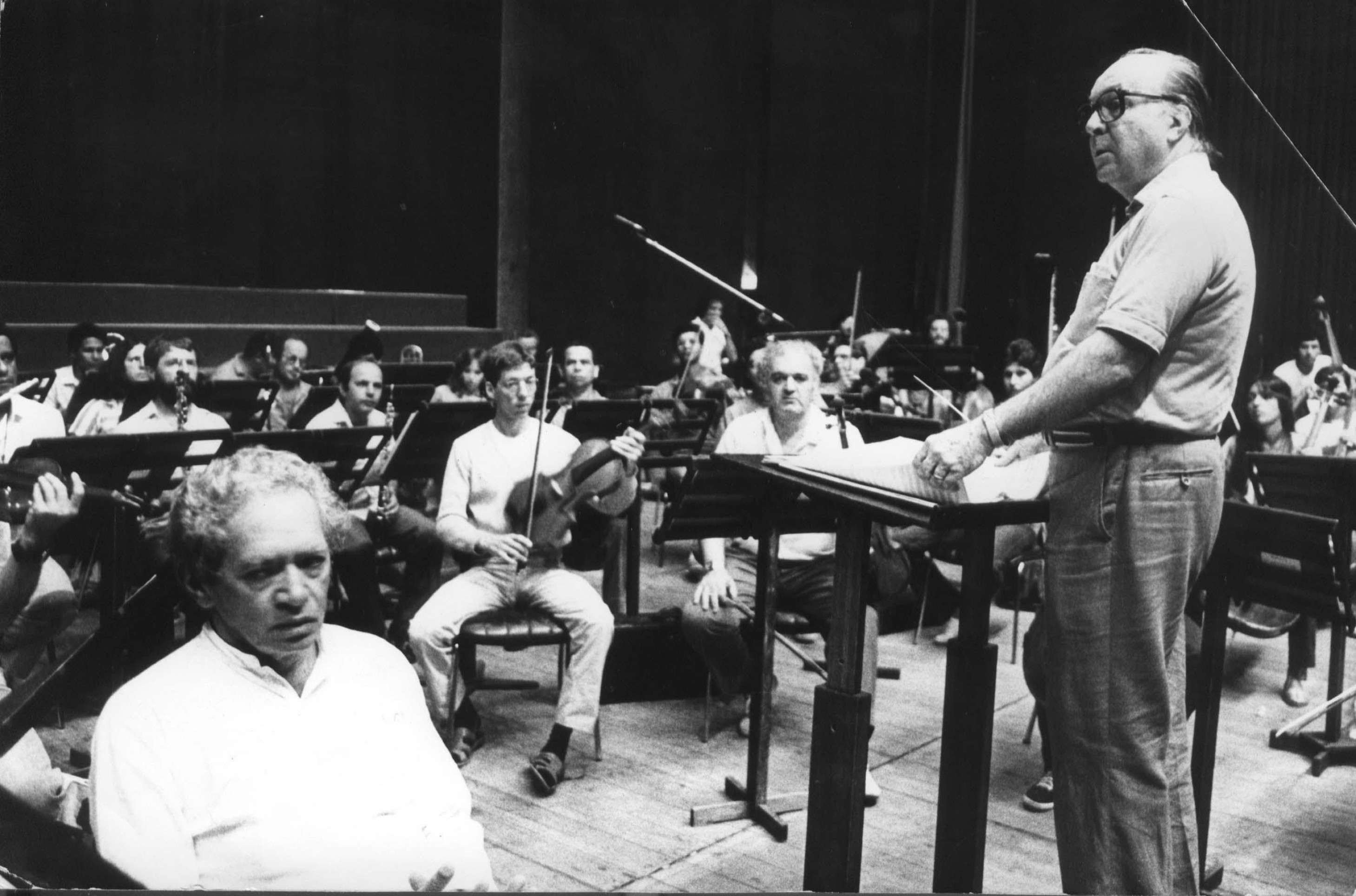  30/11/1987. CrÃ©dito: EugÃªnio Novais/CB/D.A Press. Brasil. BrasÃ­lia - DF. Maestro ClÃ¡udio Santoro com o poeta Thiago de Melo.        Caption 