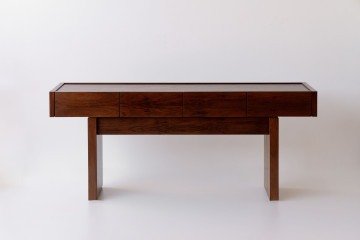 Aparador BIA reflete os traços puros do modernismo brasileiro, traduzindo-os para o estilo de vida contemporâneo