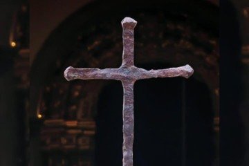 Cruz da primeira missa no Brasil retornou ao país e estará em exposição na Catedral Metropolitana de Brasília a partir das 10h de segunda-feira (21/4) -  (crédito: Reprodução/Instagram/@brasilcomfe)