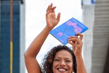 Escritora e jornalista Waleska Barbosa lança o livro 'Ipês não são domesticáveis'