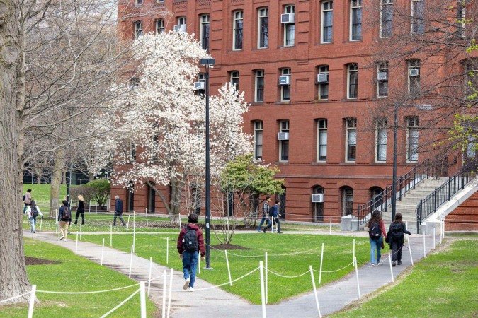 Estudantes caminham diante de cerejeiras, no campus da Harvard, em Cambridge (Massachusetts): universidade é uma das mais respeitadas do mundo - (crédito: Scott Elsen/Getty Images/AFP) Estudantes caminham diante de cerejeiras, no campus da Harvard, em Cambridge (Massachusetts): universidade é uma das mais respeitadas do mundo - (crédito: Scott Elsen/Getty Images/AFP)