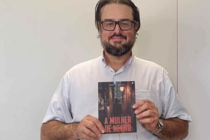 Fabrício Azevedo e seu livro 'A Mulher de Negro' - (crédito: Arquivo) Fabrício Azevedo e seu livro 'A Mulher de Negro' - (crédito: Arquivo)