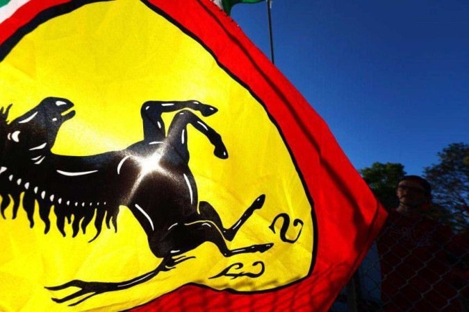 A história da bandeira da Ferrari na Sérvia começa no inverno de 1996, durante protestos contra o então presidente Slobodan Milosevic - (crédito: Drasko Gagovic/Vreme) A história da bandeira da Ferrari na Sérvia começa no inverno de 1996, durante protestos contra o então presidente Slobodan Milosevic - (crédito: Drasko Gagovic/Vreme)