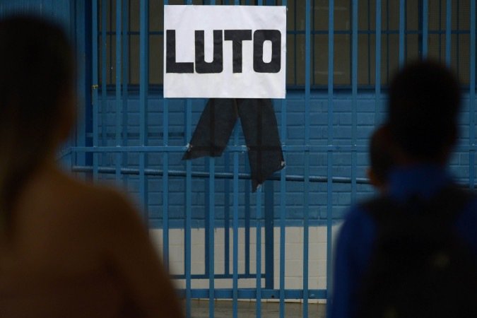 Aulas da turma de Sarah devem ser retomadas nessa quarta (16). Na fachada da EC 6 de Ceilândia, uma placa de luto resumia o clima da comunidade escolar - (crédito: Carlos Vieira/CB/DA Press) Aulas da turma de Sarah devem ser retomadas nessa quarta (16). Na fachada da EC 6 de Ceilândia, uma placa de luto resumia o clima da comunidade escolar - (crédito: Carlos Vieira/CB/DA Press)