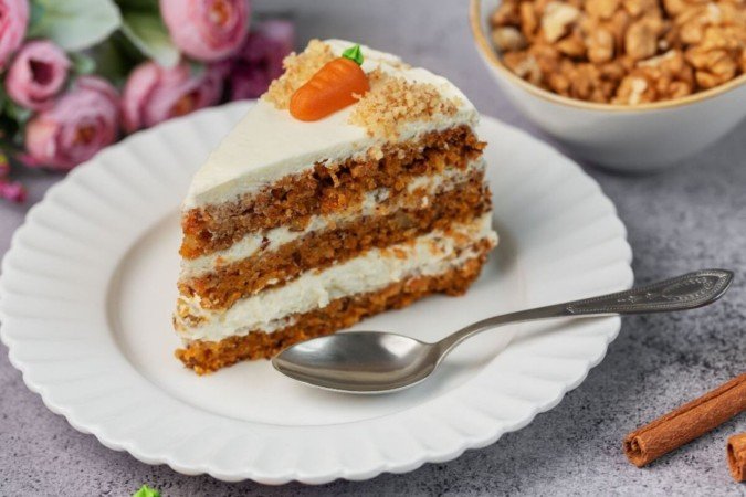 Bolo de cenoura com cream cheese (Imagem: Olena Rudo | Shutterstock) - (crédito: EdiCase) Bolo de cenoura com cream cheese (Imagem: Olena Rudo | Shutterstock) - (crédito: EdiCase)