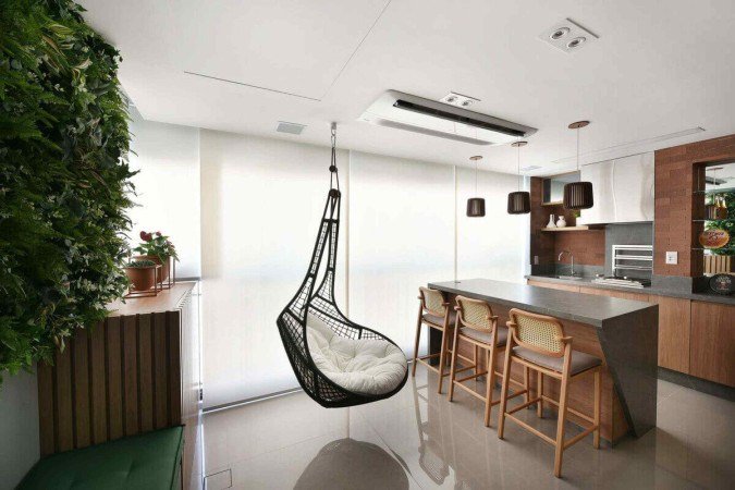 A poltrona suspensa é estilosa e funciona como uma peça decorativa de destaque (Projeto: Rosangela Pena Arquitetura| Imagem: Sidney Doll) - (crédito: EdiCase) A poltrona suspensa é estilosa e funciona como uma peça decorativa de destaque (Projeto: Rosangela Pena Arquitetura| Imagem: Sidney Doll) - (crédito: EdiCase)