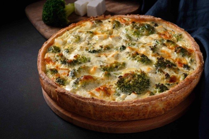 Quiche de brócolis com queijo feta (Imagem: MariaZubareva | Shutterstock) - (crédito: EdiCase) Quiche de brócolis com queijo feta (Imagem: MariaZubareva | Shutterstock) - (crédito: EdiCase)