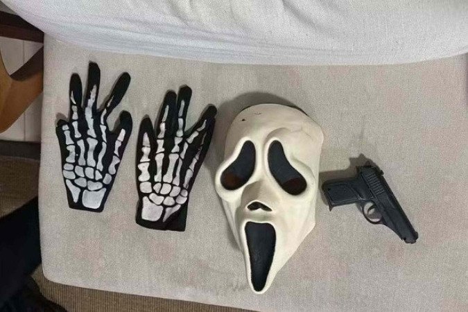 Objetos usados pelos suspeitos nas transmissões. Investigação veio após imolação de um homem, no Rio - (crédito: Reprodução/Redes sociais) Objetos usados pelos suspeitos nas transmissões. Investigação veio após imolação de um homem, no Rio - (crédito: Reprodução/Redes sociais)