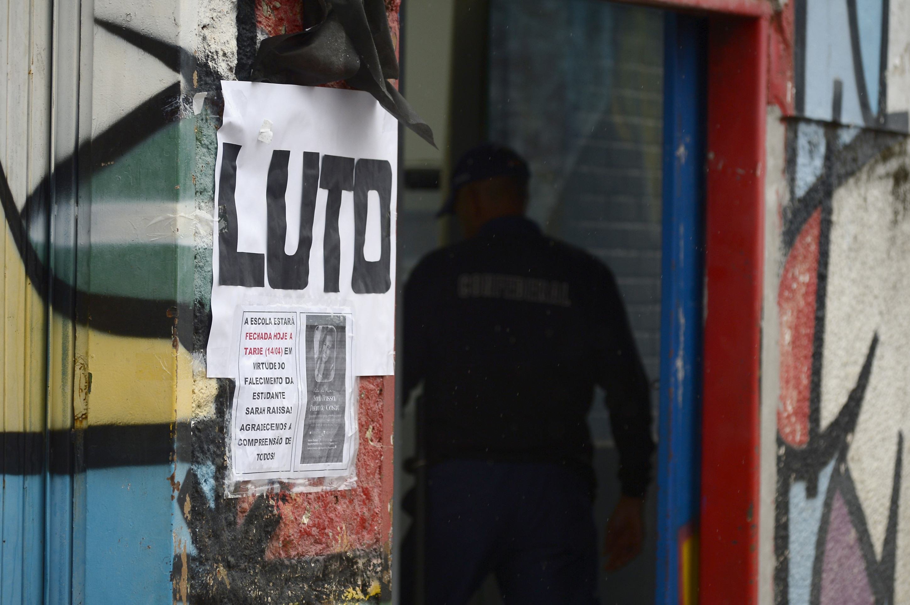 Aulas da turma de Sarah devem ser retomadas nessa quarta (16). Na fachada da EC 6 de Ceilândia, uma placa de luto resumia o clima da comunidade escolar