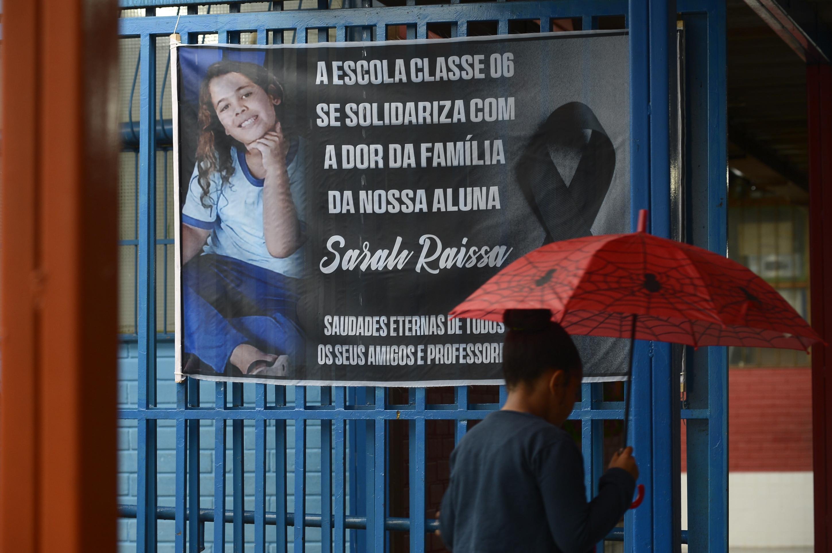 Aulas da turma de Sarah devem ser retomadas nessa quarta (16). Na fachada da EC 6 de Ceilândia, uma placa de luto resumia o clima da comunidade escolar