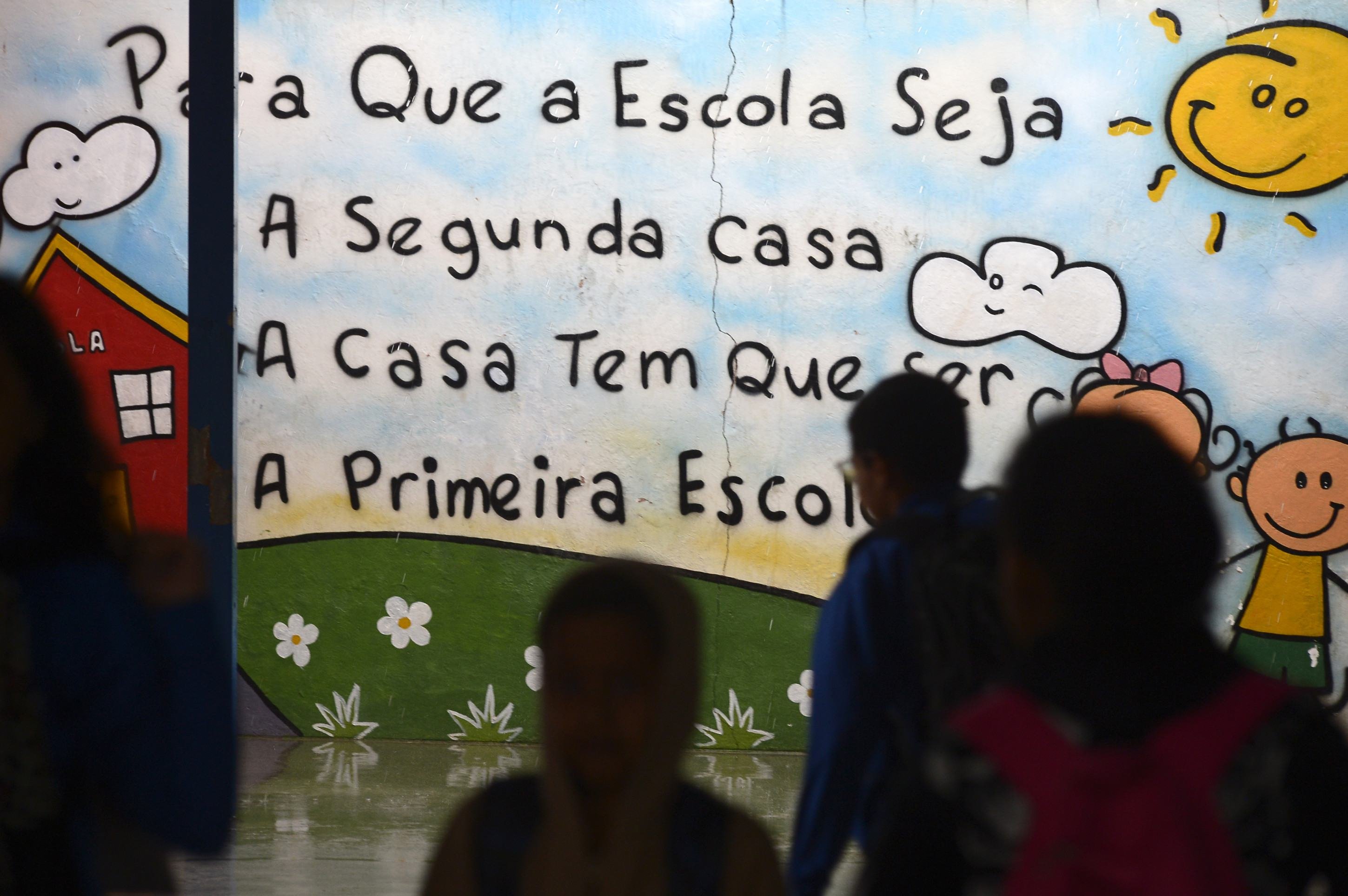 Aulas da turma de Sarah devem ser retomadas nessa quarta (16). Na fachada da EC 6 de Ceilândia, uma placa de luto resumia o clima da comunidade escolar