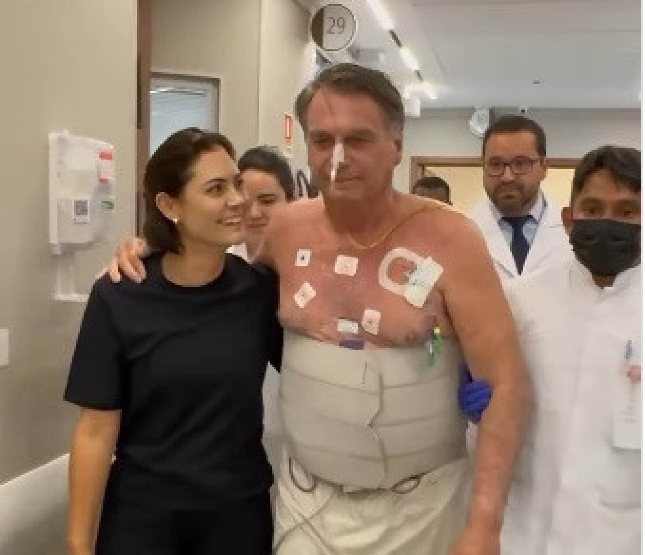 Bolsonaro caminha por hospital com ajuda de Michelle