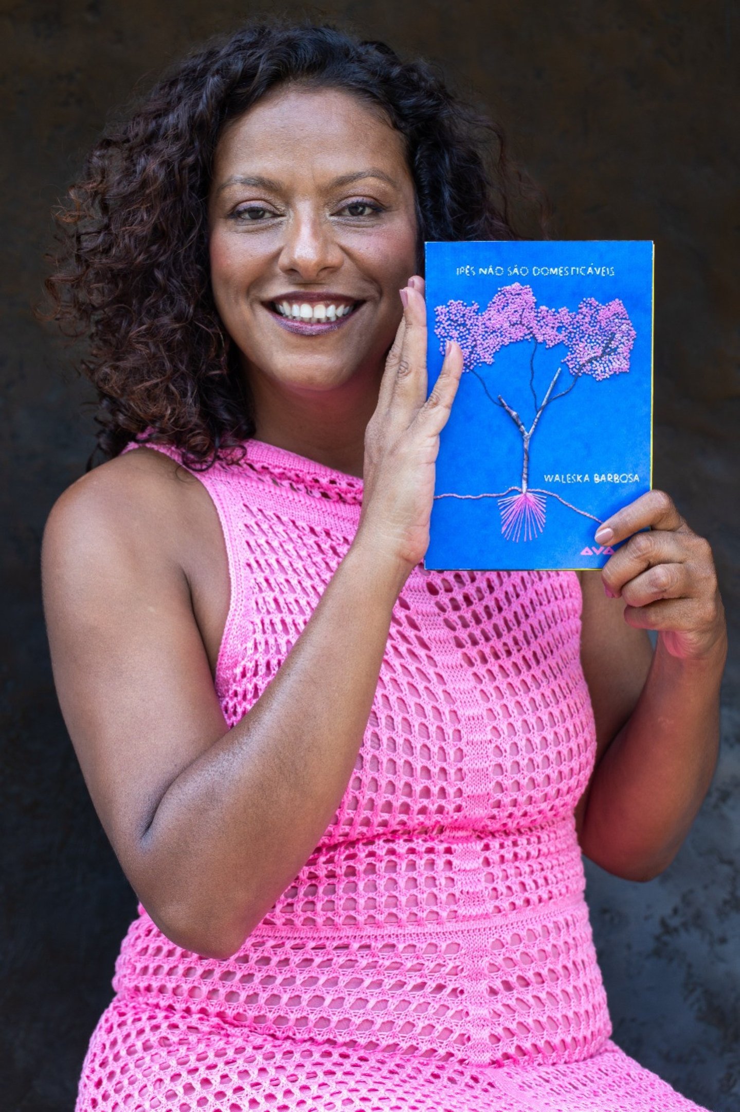 Escritora e jornalista Waleska Barbosa lança o livro 'Ipês não são domesticáveis' Escritora e jornalista Waleska Barbosa lança o livro 'Ipês não são domesticáveis'