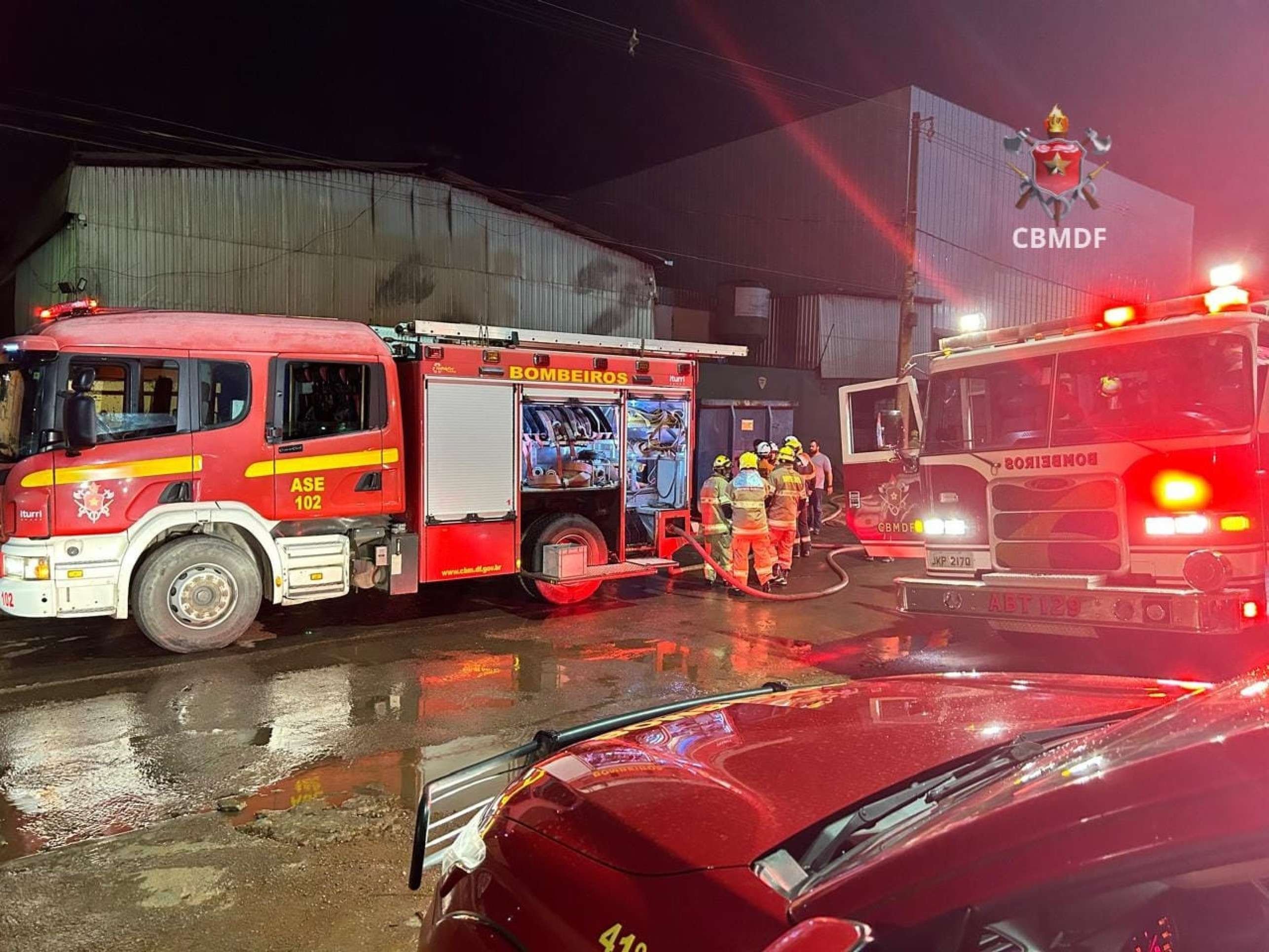 Empresa de coleta de resíduos pega fogo em Ceilândia