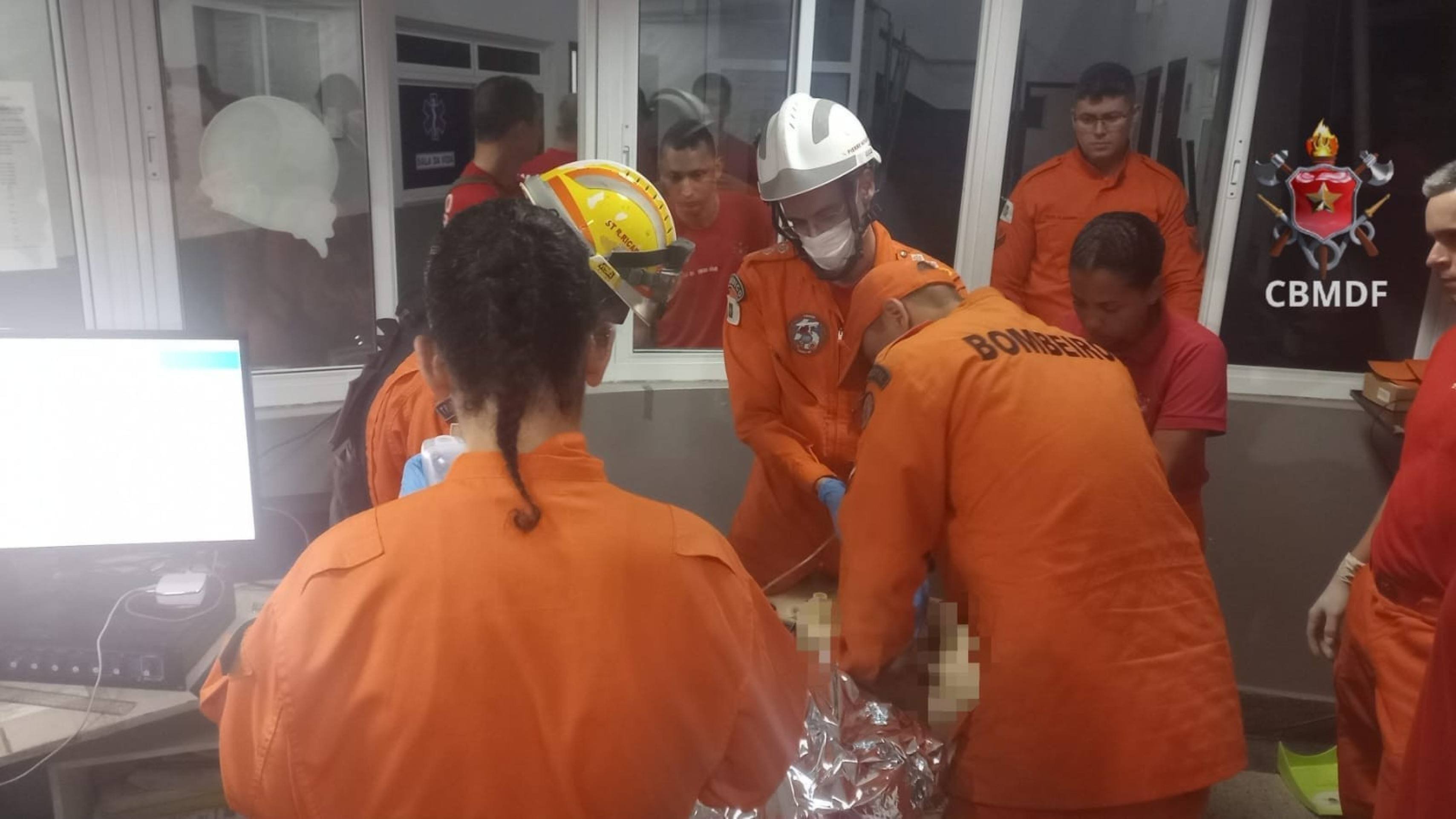 Menino de 2 anos se afoga em piscina e é levado inconsciente ao hospital
