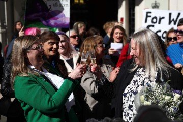 Susan Smith (E) e Marion Calder, diretoras da ONG For Women Scotland, celebram a decisão da Suprema Corte, em Londres  -  (crédito: Henry Nicholls/AFP)