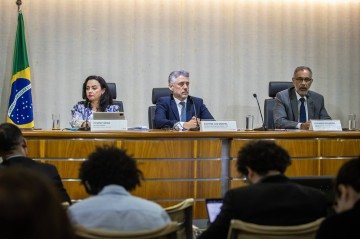 Na ausência de ministros, PLDO foi detalhado por técnicos dos ministérios da Fazenda e do planejamento -  (crédito:  Diogo Zacarias)
