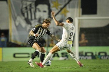 Time alvinegro teve boa atuação no primeiro tempo e construiu importante resultado na Vila Belmiro -  (crédito: Pedro Souza/Atlético)