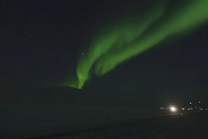 Auroras de luz visível são geradas a partir da combinação de partículas carregadas de vento solar com átomos de oxigênio presentes na atmosfera -  (crédito: Andre Shutterbird/Wikimedia Commons)