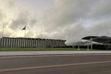 Celebração do Dia do Exército é antecipada e conta com presença de Lula e Múcio 