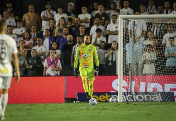 EVERSON - Não teve culpa nos gols. Fez boas defesas e evitou um desastre. NOTA: 6,0 - Foto: Pedro Souza / Atlético