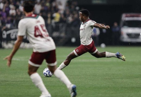 JHON ARIAS - Cobrando pênalti, fez o 2 a 0 que selou a vitória do Fluminense em São Paulo. Muito lúcido, dos melhores em campo. NOTA 8,0. Foto: LUCAS MERÇON / FLUMINENSE F.C.