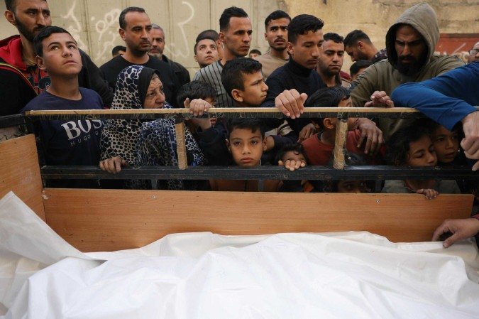 Palestinos observam corpos de vítimas de mesma família, em Jabaliya - (crédito: Bashar Taleb/AFP) Palestinos observam corpos de vítimas de mesma família, em Jabaliya - (crédito: Bashar Taleb/AFP)
