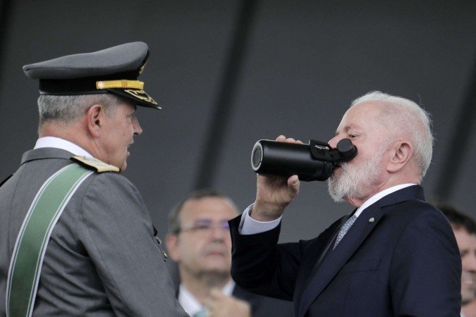 Brazil's President Luiz Inacio Lula da Silva (R) drinks from a bottle next to Army Commander General Tomas Paiva during the Army Day celebration at the Army Headquarters in Brasilia on April 16, 2025. (Photo by Sergio Lima / AFP)
- (crédito: AFP) Brazil's President Luiz Inacio Lula da Silva (R) drinks from a bottle next to Army Commander General Tomas Paiva during the Army Day celebration at the Army Headquarters in Brasilia on April 16, 2025. (Photo by Sergio Lima / AFP)
- (crédito: AFP)