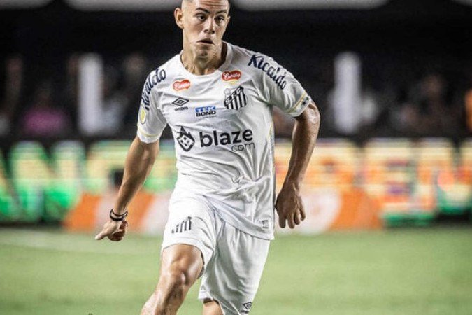 JP CHERMONT: Entrou no segundo tempo no lugar de Leo Godoy e apareceu melhor que seu companheiro. Contudo, com a vantagem no placar, pouco apareceu no ataque, ajudando mais a defesa - NOTA: 6,0 - Foto: Raul Baretta/ Santos FC.