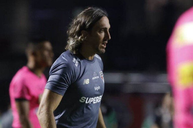 TÉCNICO: LUIS ZUBELDÍA – O São Paulo fez um primeiro tempo inteligente, com Ferreirinha tendo total liberdade para criar. Na etapa final, o time recuou, e nem mesmo a entrada de Luciano foi suficiente para equilibrar o jogo, apostando apenas nos contra-ataques. Mas, no geral, sua equipe fez uma boa partida. Nota: 6,0. Foto: Rubens Chiri / São Paulo FC