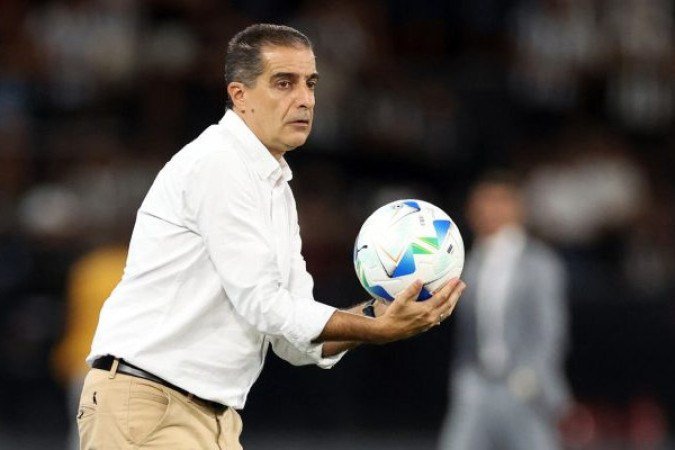  TÉCNICO: RENATO PAIVA – O Botafogo fez um jogo irregular no primeiro tempo, com Igor Jesus muito isolado. No segundo tempo, o time voltou bem mais ajustado. Apesar das críticas da torcida, a entrada de Patrick de Paula foi correta e ajudou a equipe a pressionar ainda mais o fechado São Paulo. O Botafogo só não saiu derrotado por causa das defesas de Rafael. Nota: 6,0. Foto: Vitor Silva/Botafogo