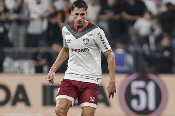 BERNAL - Errou duas saídas de bola bobas no meio-campo. Por momentos, é displicente. Levou sorte que Fábio defendeu chute de Romero, originado por erro de passe seu. NOTA 6,0. Foto: LUCAS MERÇON / FLUMINENSE F.C.