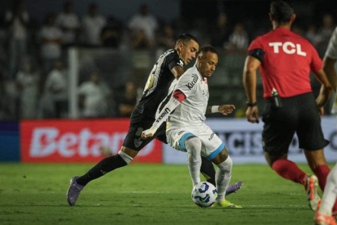 SARAVIA - Falhou na marcação no gol de Zé Ivaldo. Não acompanhou o zagueiro, que ficou livre e marcou. NOTA: 4,0 - Foto: Pedro Souza / Atlético