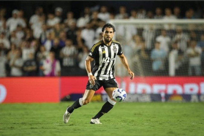 JUNIOR ALONSO - Não foi bem no lance do segundo gol do Santos. Subiu muito e foi dar o bote quase no meio de campo, tendo que correr atrás do adversário com muito espaço. NOTA: 4,0 - Foto: Pedro Souza / Atlético