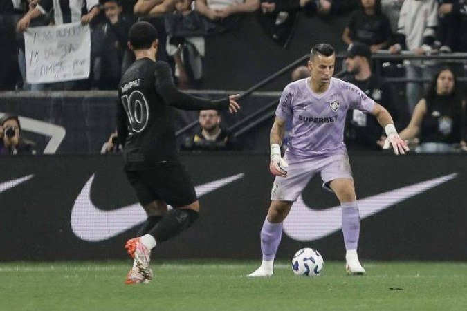 FÁBIO - Defesa incrível em chute de Memphis, mantendo o placar zerado no primeiro tempo. Depois, foi mero espectador. NOTA 7,5. Foto: LUCAS MERÇON / FLUMINENSE F.C.