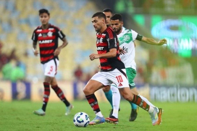 ARRASCAETA – Sobrou em campo, encontrando companheiros bem posicionados e distribuindo o jogo com classe. Deu duas assistências em cobranças de falta para os gols de Pulgar e Danilo. Quase marcou um golaço no primeiro tempo. Deixou para fazer o golaço aos 10 da etapa final, para logo depois sair sob ovação. NOTA 8,5. Foto: Gilvan de Souza/Flamengo