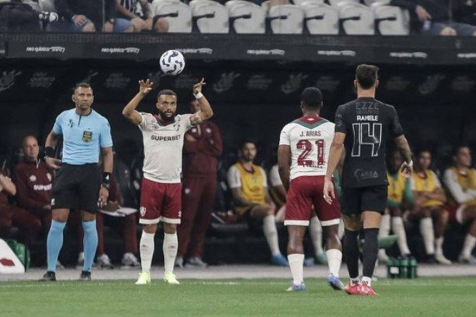 SAMUEL XAVIER - Travou duelos importantes com Angileri, mas, em suma, não comprometeu. Também não chegou muito ao ataque. NOTA 6,5. Foto: LUCAS MERÇON / FLUMINENSE F.C.