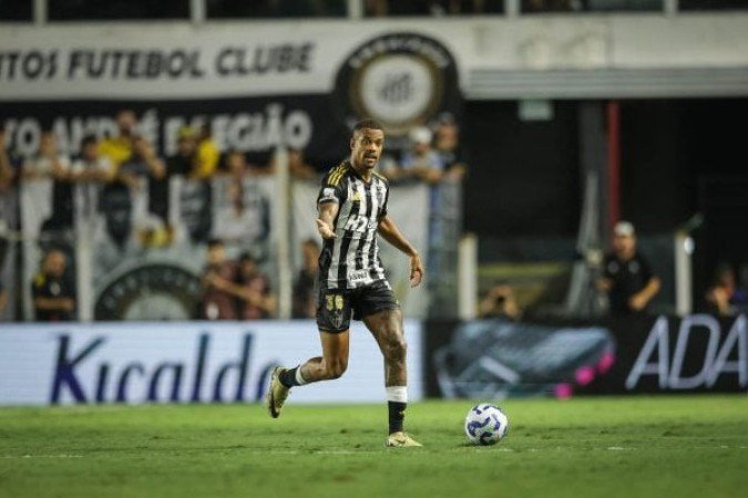 CAIO PAULISTA - Não contribuiu como esperado na parte ofensiva e deixou espaços na defesa. O lance do segundo gol do Santos, inclusive, é nas suas costas. NOTA: 4,0 - Foto: Pedro Souza / Atlético