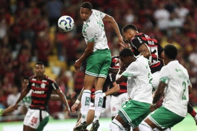 JUVENTUDE – Entrou com um esquema defensivo, com três volantes. Em 21 minutos, já perdia por 3 a 0 e sofria enorme pressão. A saída foi se fechar ainda mais para evitar uma goleada histórica. O time gaúcho não conseguiu criar absolutamente nada no jogo. NOTA 3,5. Foto: Gilvan de Souza/Flamengo