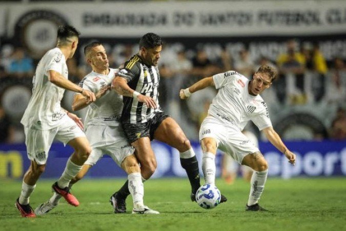 HULK - Foi bem marcado e ficou isolado muitas vezes. Não conseguiu criar e encontrar espaços para jogar. NOTA: 5,5 - Foto: Pedro Souza / Atlético