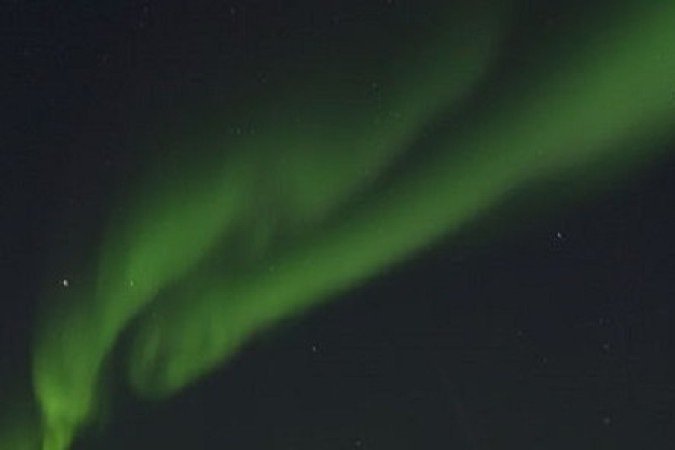 Auroras de luz visível são geradas a partir da combinação de partículas carregadas de vento solar com átomos de oxigênio presentes na atmosfera - (crédito: Andre Shutterbird/Wikimedia Commons) Auroras de luz visível são geradas a partir da combinação de partículas carregadas de vento solar com átomos de oxigênio presentes na atmosfera - (crédito: Andre Shutterbird/Wikimedia Commons)