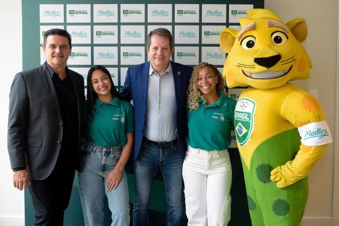 Presidente da Sanofi Brasil, Fernando Sampaio (E) esteve ao lado do presidente do COB, Marco La Porta e das ginastas Julia Soares e Lorrane Oliveira (D) - (crédito: Alexandre Loureiro/COB) Presidente da Sanofi Brasil, Fernando Sampaio (E) esteve ao lado do presidente do COB, Marco La Porta e das ginastas Julia Soares e Lorrane Oliveira (D) - (crédito: Alexandre Loureiro/COB)