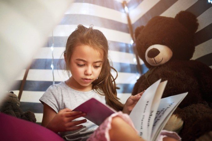 Os livros marcam a infância de uma forma duradoura (Imagem: PeopleImages.com - Yuri A | Shutterstock) - (crédito: EdiCase) Os livros marcam a infância de uma forma duradoura (Imagem: PeopleImages.com - Yuri A | Shutterstock) - (crédito: EdiCase)