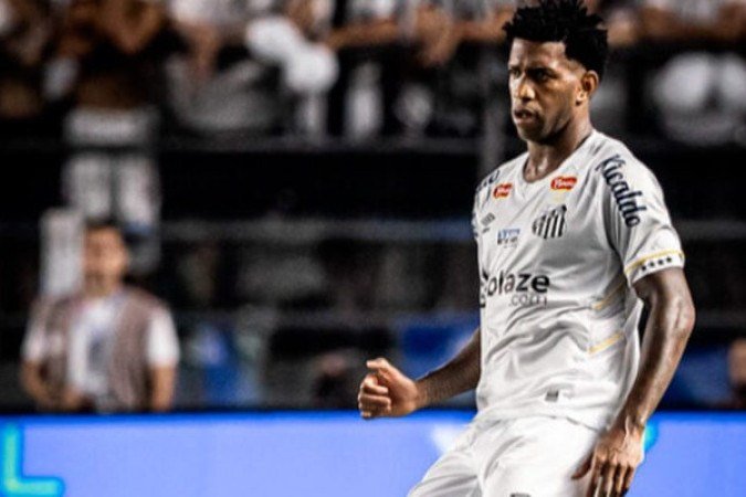 GIL: Com menos destaque que seu companheiro de zaga, foi bem seguro na defesa, principalmente nos duelos contra Hulk. Também teve duas aparições, sem sucesso, no ataque - NOTA: 6,5 - Foto: Raul Baretta/ Santos FC.