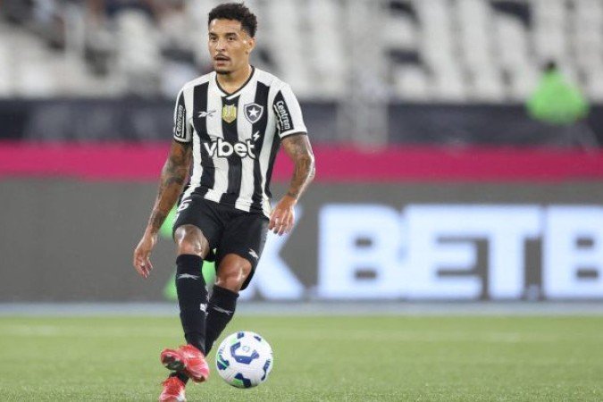 GREGORE - Deu entrada feia em Ferreirinha no início do jogo e poderia levar amarelo. Mas fez um jogo consistente na marcação e na saída de bola. Saiu no segundo tempo para a entrada de Patrick de Paula. A torcida não gostou e chamou o treinador de burro. NOTA 6,5. Vitor Silva/Botafogo