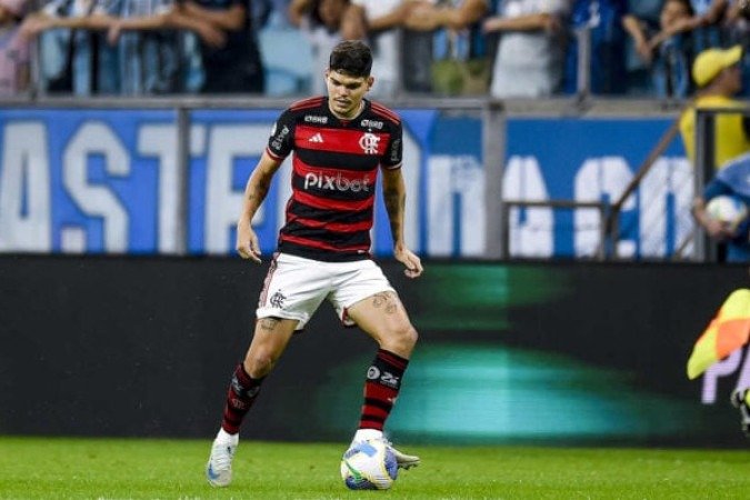 AYRTON LUCAS â?? Entrou aos 37 minutos do 1Âº tempo no lugar de Alex Sandro. Foi menos intenso e eficaz do que o titular, mas deu conta do recado.  NOTA: 6,5. Foto: Marcelo Cortes/Flamengo