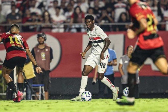 LUCAS FERREIRA – Substituiu Ferreirinha aos 42 minutos do segundo tempo. Sem tempo para produzir algo relevante. Sem nota Foto: Rubens Chiri / São Paulo FC
