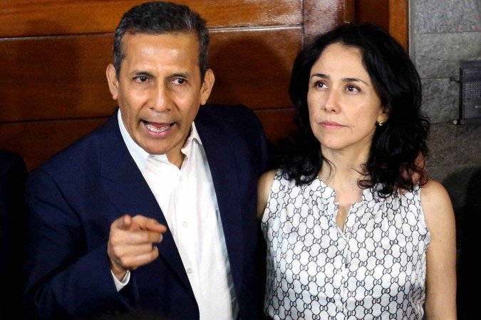 Nadine com Humala, que está preso no Peru: defesa da ex-primeira-dama alega perseguição política - (crédito: Luka GONZALES/AFP) Nadine com Humala, que está preso no Peru: defesa da ex-primeira-dama alega perseguição política - (crédito: Luka GONZALES/AFP)