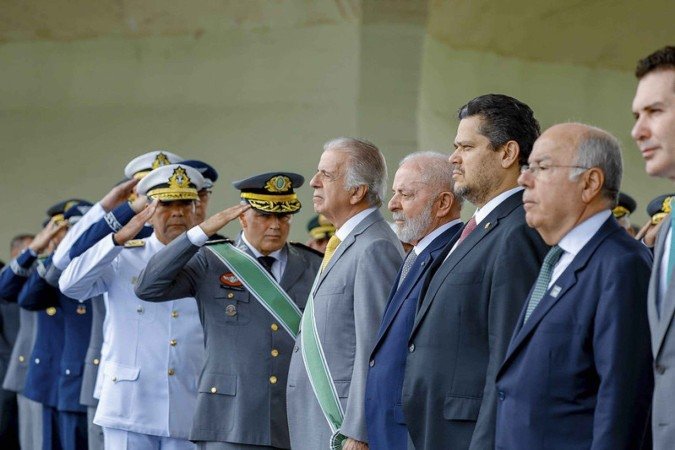 Lula participa de cerimônia do Dia do Exército, no Quartel-General